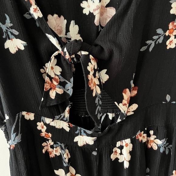 American Eagle tie-front floral romper - Picture 3 of 5